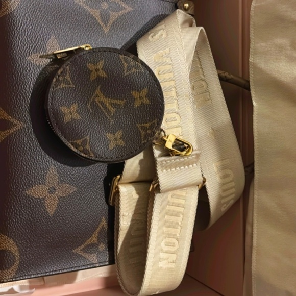 Louis Vuitton OntheGo Pm Bag/purse/tote - Picture 8 of 10